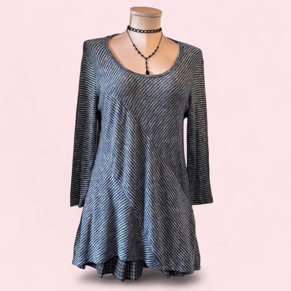 Blue & grey striped long sleeve top with an asymmetrical flowy hem 🩶
